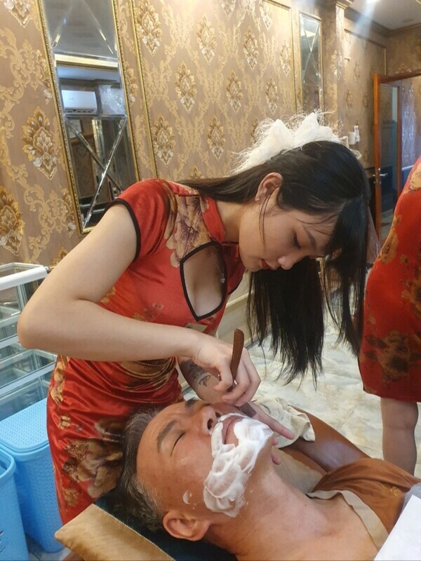 皇家理发店休息区